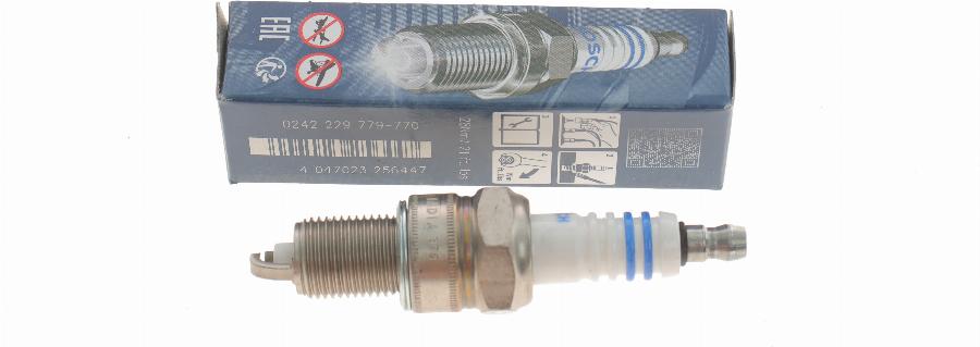 BOSCH 0 242 229 779 - Süüteküünal www.parts5.com